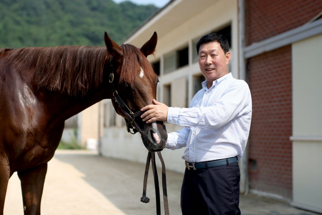 한국 경마의 전설, 김영관 조교사 1,500승 달성! - 렛츠런파크 부산경남에서 기념 시상식 예정